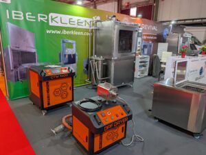 Equipamiento profesional expuesto por DPF REVIVAL en Expomecânica 2026 para limpieza y mantenimiento de filtros de partículas DPF y componentes de automoción